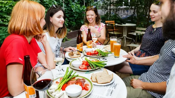 Bucarest: tour a piedi dei mercati nascosti con degustazioni
