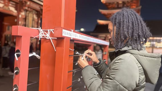 Tokio: Fotogener Nachtspaziergang durch Asakusa mit 1 Getränk