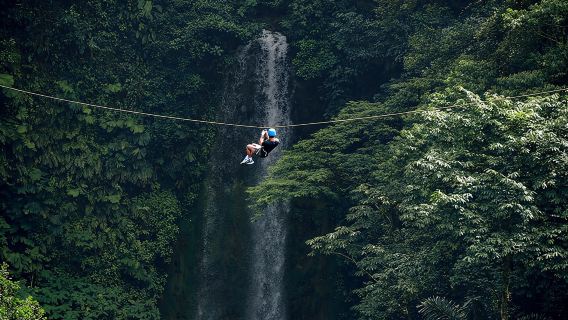 Arenal 12: Vive la experiencia de volar sobre la cascada La Fortuna