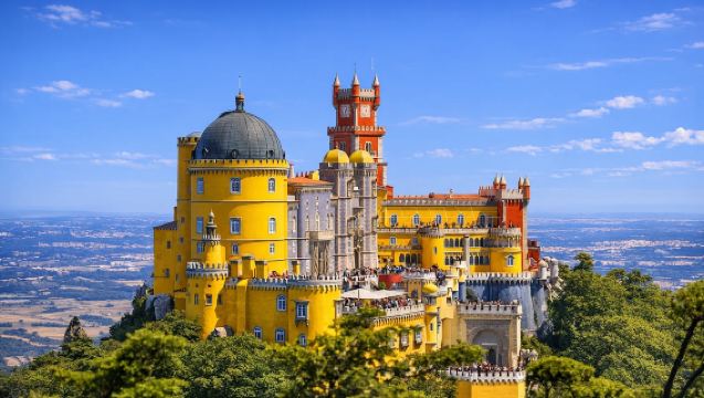Lisboa: Sintra, Pena, Regaleira, Roca Coast, & Cascais Tour