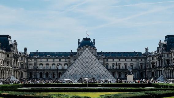 Serviço de transfer privativo em Paris, França: traslado do Aeroporto Charles de Gaulle/Orly/Beauvais-Tillé para Versailles, Fontainebleau, Casa de Van Gogh, Castelo de Compiègne ou Monte Saint-Michel