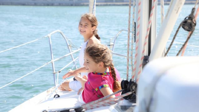 Barcelona: Leichtes Brunch-Segelerlebnis mit Getränken