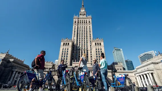 Passeio de Bicicleta de Meio Dia pelos Pontos Turísticos de Varsóvia para Pequenos Grupos