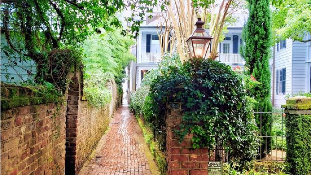 Hidden Alleyways and Historic Sites Small-Group Walking Tour