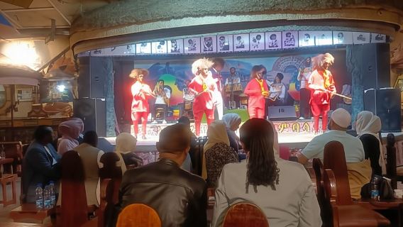 ชีวิตกลางคืนในแอดดิสในบ้านแบบดั้งเดิม