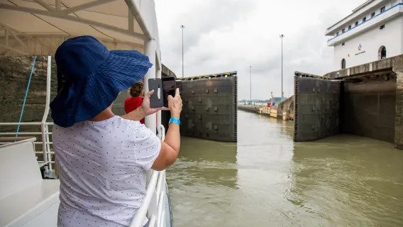 Panama: 6-Hour Panama Canal Southbound Cruise & Lunch