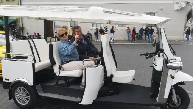 Budapest: Sightseeing Tour by Electric Tuktuk