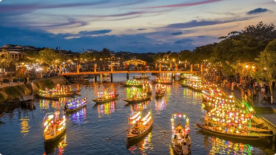 Hoi An: Bootsfahrt auf dem Hoai-Fluss bei Nacht mit Laternensteigen