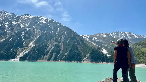 ทะเลสาบบิ๊กอัลมาตี: เลือกการผจญภัยด้วยการเดินเท้าหรือรถยนต์