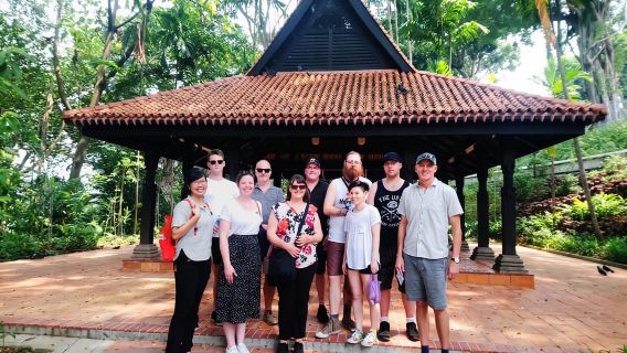 Recorrido a pie de 2,5 horas por Singapur: tumbas, armas y batallas