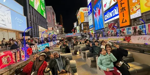 大阪:道頓堀河遊船與固力果廣告牌及霓虹景色