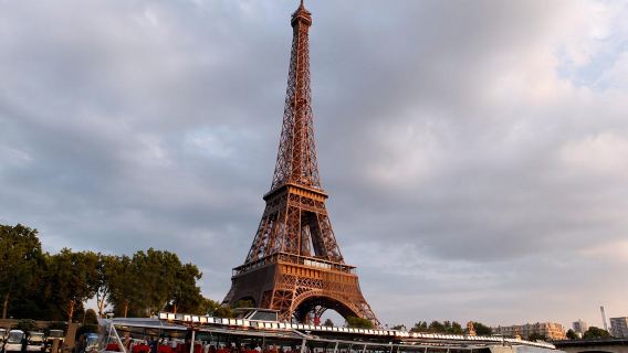 Food cruise with Bateaux Mouches
