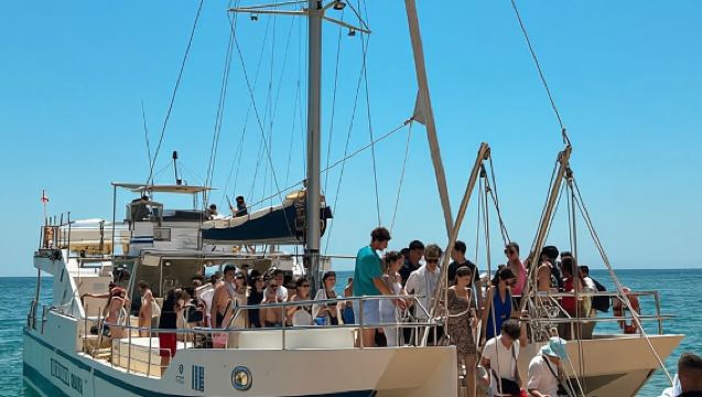 โยเรทเดมาร์: ล่องเรือคาตามารันพร้อมอาหาร เครื่องดื่ม และดนตรี