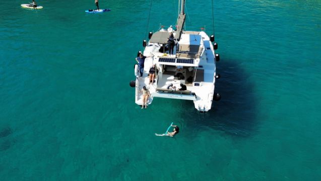 Giro in catamarano, nuoto, snorkeling e brindisi con Prosecco