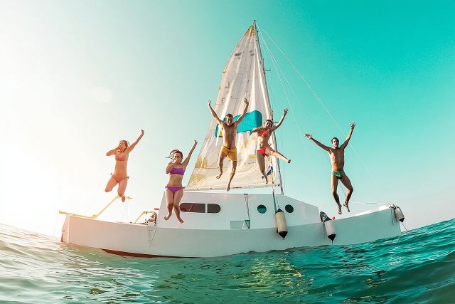 การผจญภัยบนเกาะอิสลา มูเฆเรส ด้วยเรือคาตามารัน รวมอุปกรณ์ดำน้ำตื้น บาร์เครื่องดื่ม และอาหารกลางวัน