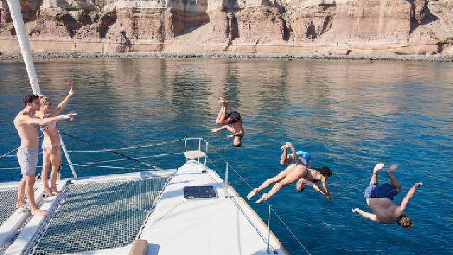 Kapal Pesiar Katamaran Emas Santorini dengan BBQ, Minuman, dan Antar-Jemput Hotel