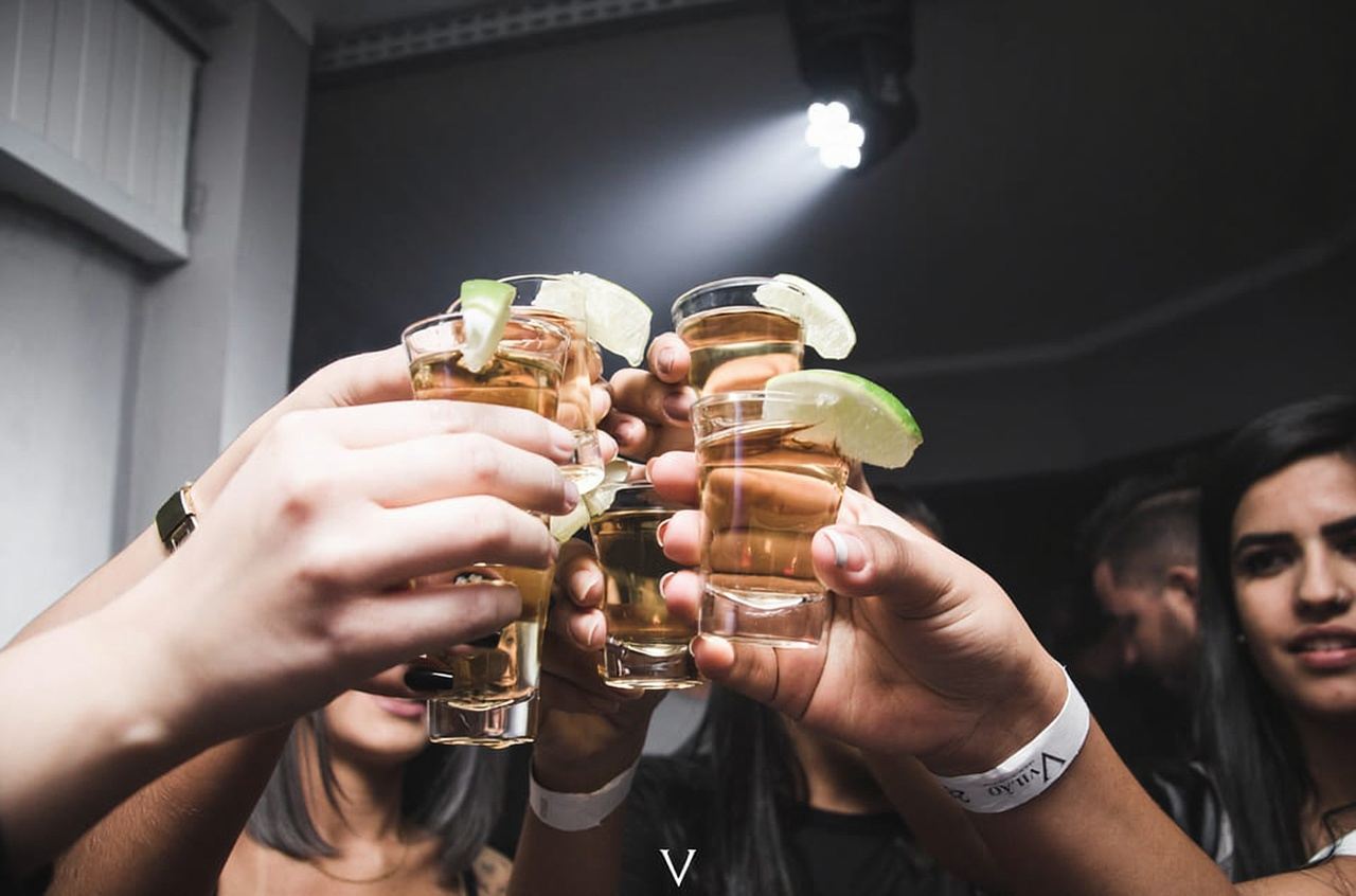 Düsseldorf: Pub Crawl notturno nel centro storico con shottini