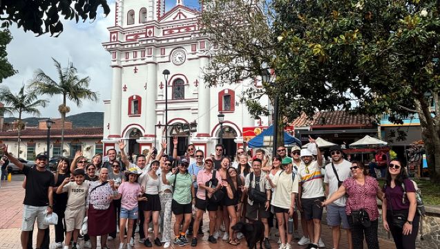 Day tour to Guatapé +Rock del Peñol: Breakfast, Lunch and Boat. 