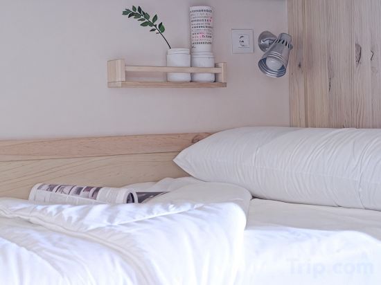 The Hat Madrid Room Type - Single Bed in 8-Bed Mixed Dormitory Room with Private Bathroom The Hat Madrid Room Type - Single Bed in 8-Bed Mixed Dormitory Room with Private Bathroom
