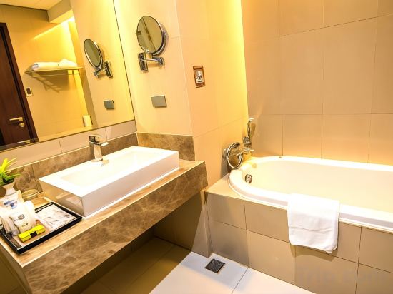 Acacia Hotel Manila - Tap to explore photos