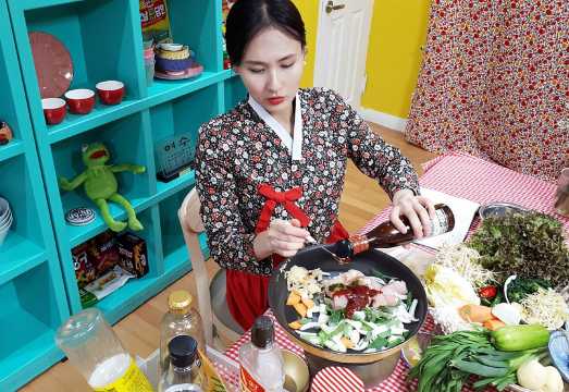 Local Home Korean Cooking Class & Market Adventure in Seoul