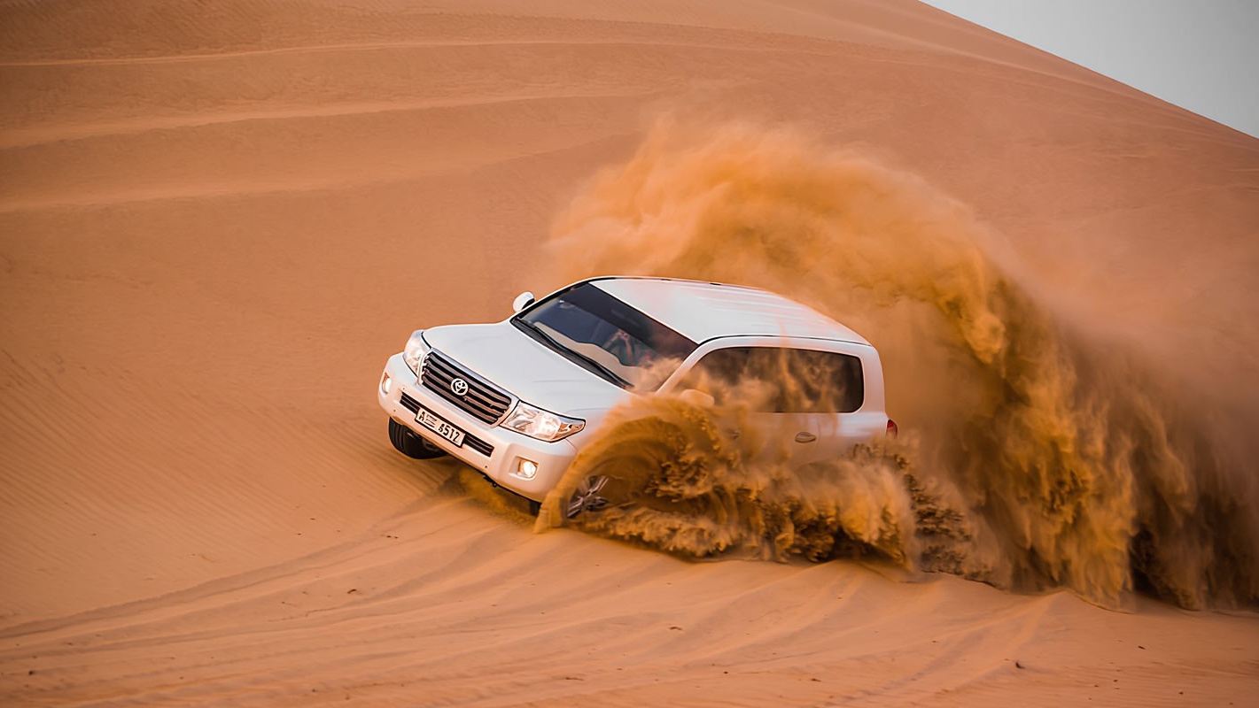 tour di un giorno nel deserto di Dubai con safari in jeep, cammello, trasferimento, tramonto, cena/spettacolo/henné