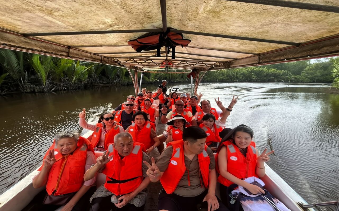 Tagesausflug zum Kawa Mangrovenwald in Kota Kinabalu: Nasenaffen & Glühwürmchen – inklusive Snacks und Abendessen