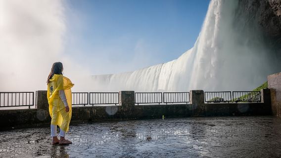 Niagara Falls day tour with boat and lunch from Toronto