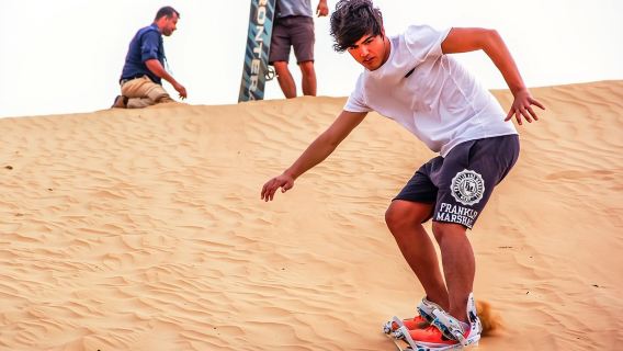 Safari notturno nel deserto di Dubai in tenda igloo con cena barbecue e colazione il mattino successivo