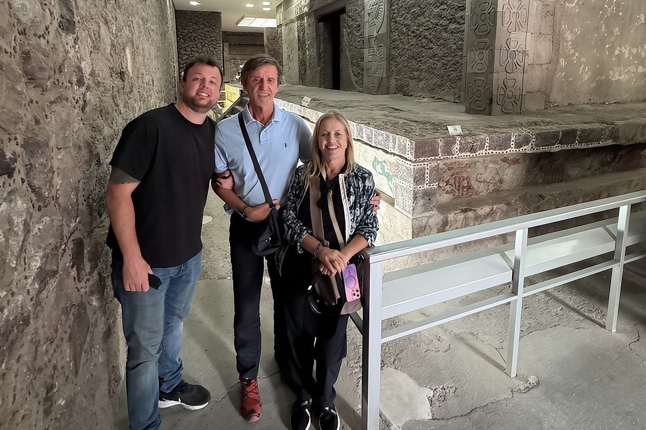 Eat in a local house & access to restricted areas in Teotihuacan