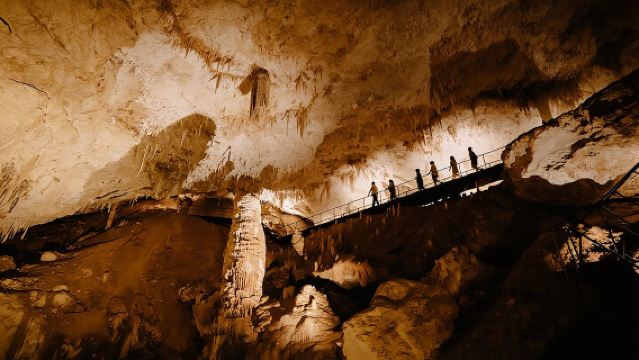 Jewel Cave Fully-guided Tour (Located in Western Australia)