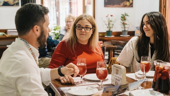 ทัวร์เดินชมย่านชาวยิวในเซบียา พร้อมทาปาส เครื่องดื่ม และไกด์