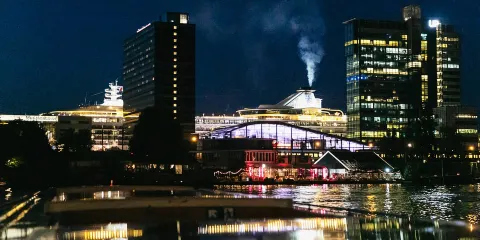 阿姆斯特丹:夜間運河郵輪之旅 – 城市燈光與葡萄酒選擇