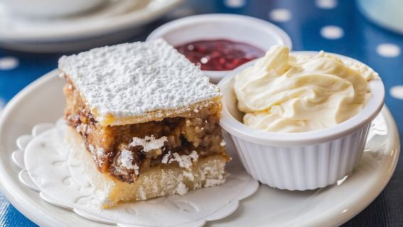 Dublin Historical Centre Food Tour with 8 Food Tastings & Drinks