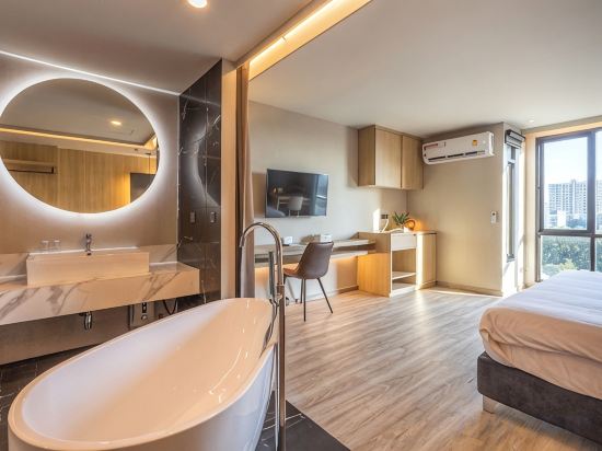 56 Hotel Room Type - King Suite