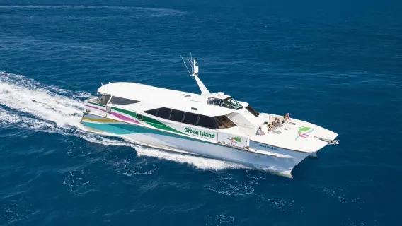 Tour di un giorno a Green Island e alla Grande barriera corallina con la crociera Big Cat da Cairns [Guida in cinese e inglese | Opzionale snorkeling e barca con fondo di vetro]