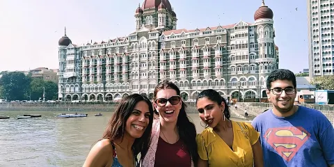 與當地作家同遊孟買 - 私人全日遊汽車/巴士/電單車