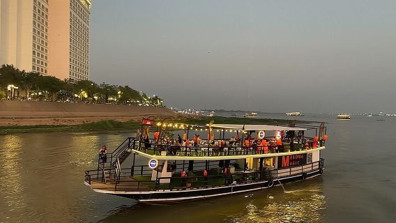 Phnom Penh: Sonnenuntergangsfahrt – Freibier, Softdrinks & BBQ-Buffet