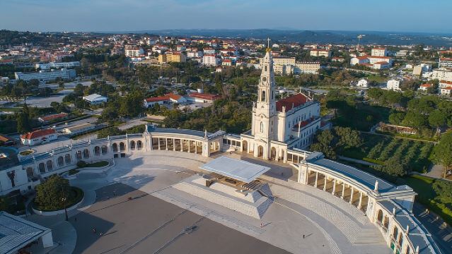 Fatima, Batalha, Nazare, Obidos Small Group Tour From Lisbon