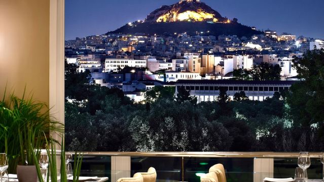 Athen: Griechische Weinprobe mit Sommelier und Blick auf die Akropolis