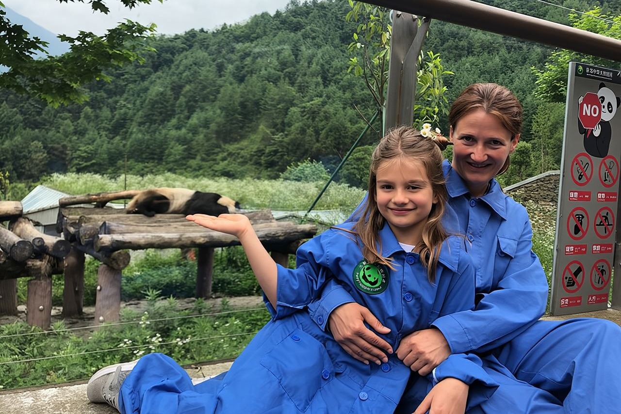 Panda Keeper Volunteer Experience in Wolong Panda Base All Inclusive Day Tour