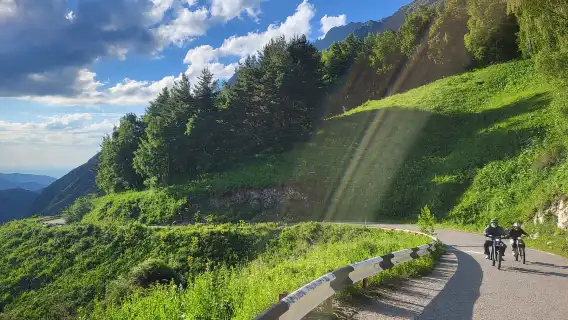 อัลมาตี: ทัวร์ทะเลสาบอัลมาตีใหญ่โดยรถยนต์หรือเดินป่า