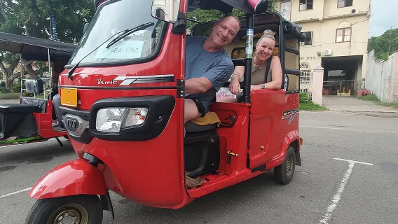 Tour della città di Negombo in Tuk Tuk con prelievo dall'hotel e guida