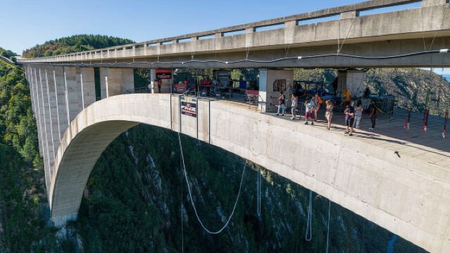 Bungee Jumping tại Cầu Bloukrans, Tỉnh Western Cape, Nam Phi (được mệnh danh là địa điểm nhảy bungee tuyệt vời nhất thế giới)