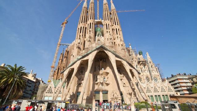 Sagrada Familia and Park Güell Guided Tour with optional transfers