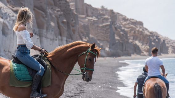 Santorini: Excursión a Caballo a la Playa de Arena Negra