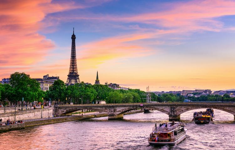 フランス・セーヌ川クルーズ「バトー・パリジャン」全景ガラスボートでセーヌ川巡遊 昼食またはディナーオプションあり