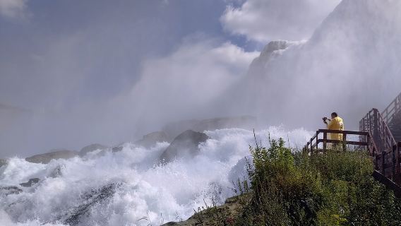 Maid of the Mist and Cave of the Winds guided tour with shuttle