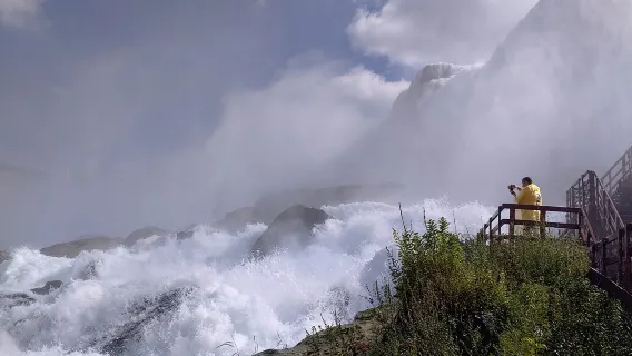 Maid of the Mist and Cave of the Winds guided tour with shuttle