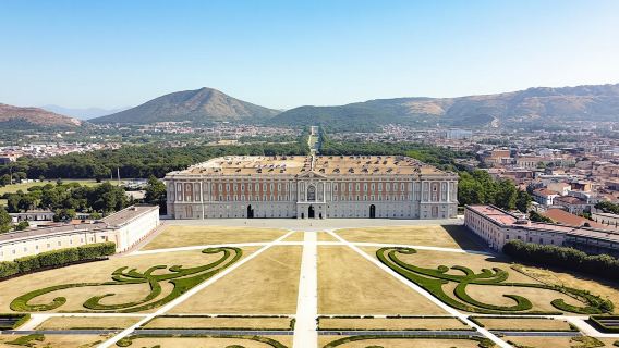 viaje organizado pequeños al Palacio Real de Caserta con servicios de traslado a los Jardines Ingleses